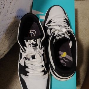 Nike SB Dunk Low Elite Sneaker